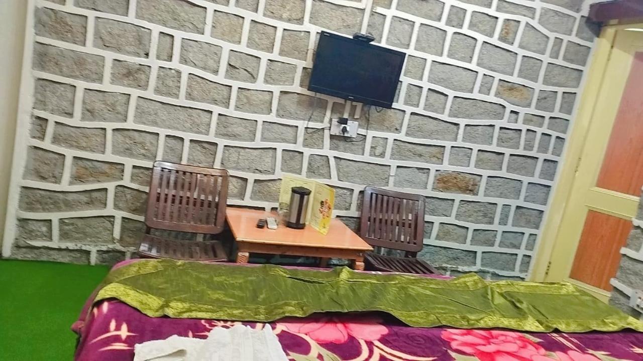 Hotel Seraj International Manāli Buitenkant foto