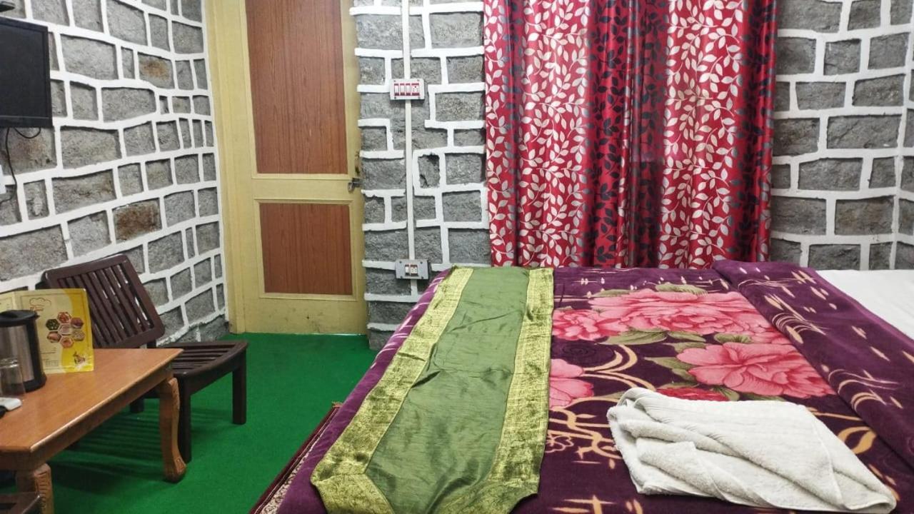 Hotel Seraj International Manāli Buitenkant foto